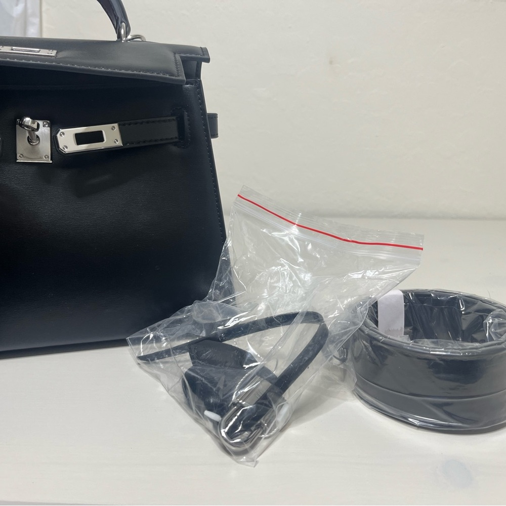 Elegant Black Handbag - Picture 4 of 4